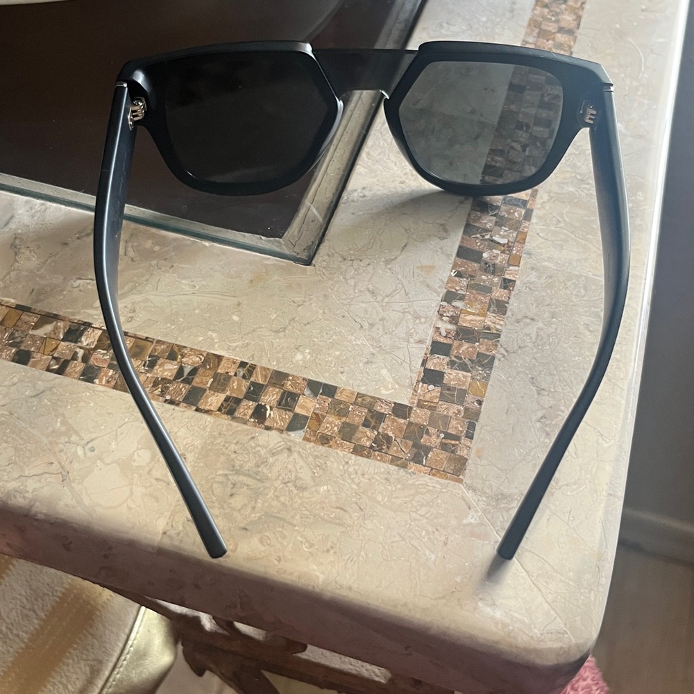 Dolce & Gabbana reflective logo lenses Sunglasses and velvet case - Picture 6 of 6